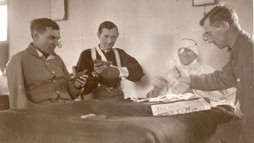 Wounded New Zealand soldiers play cards in Ward T, No.1 New Zealand General Hospital, Brockenhurst.